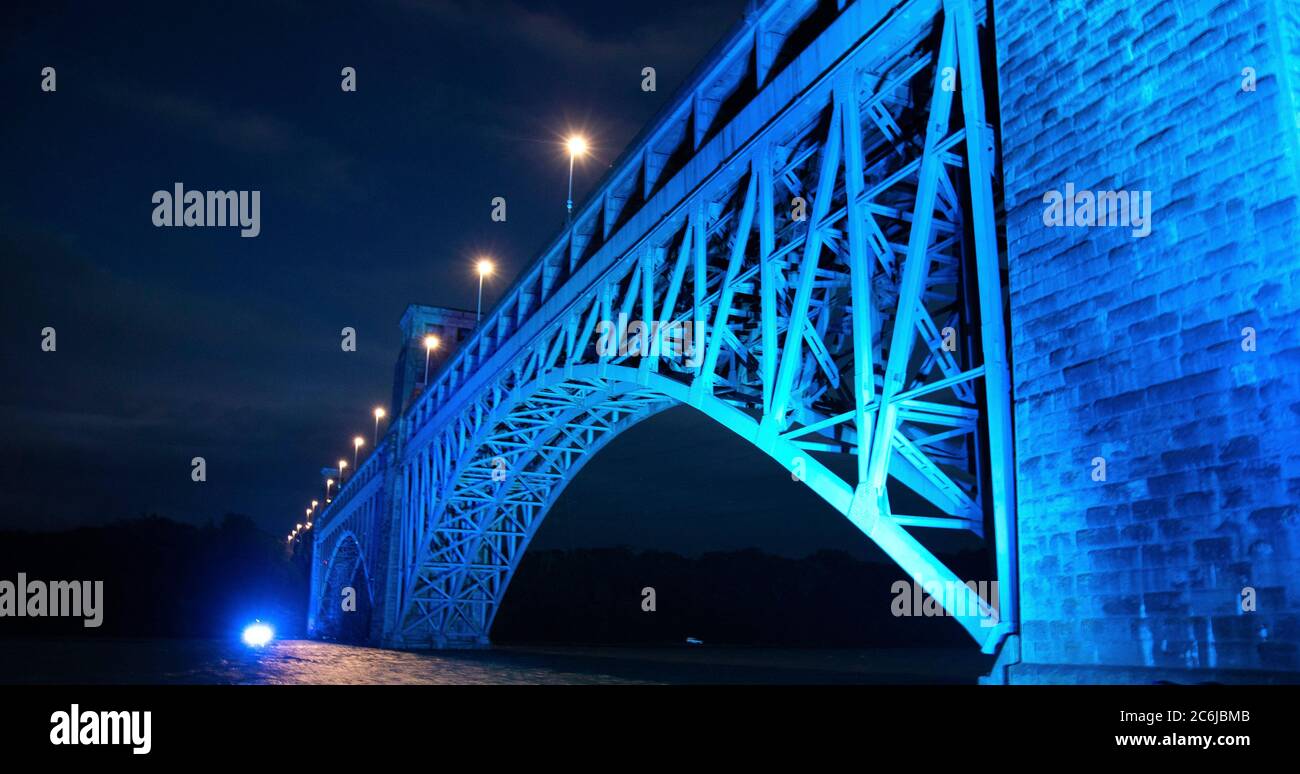 Britannia Bridge, Bangor, pays de Galles du Nord, Royaume-Uni. Le pont illuminé par le détroit de Menai entre Bangor et Anglesey pour célébrer les 72 ans du NHS Banque D'Images