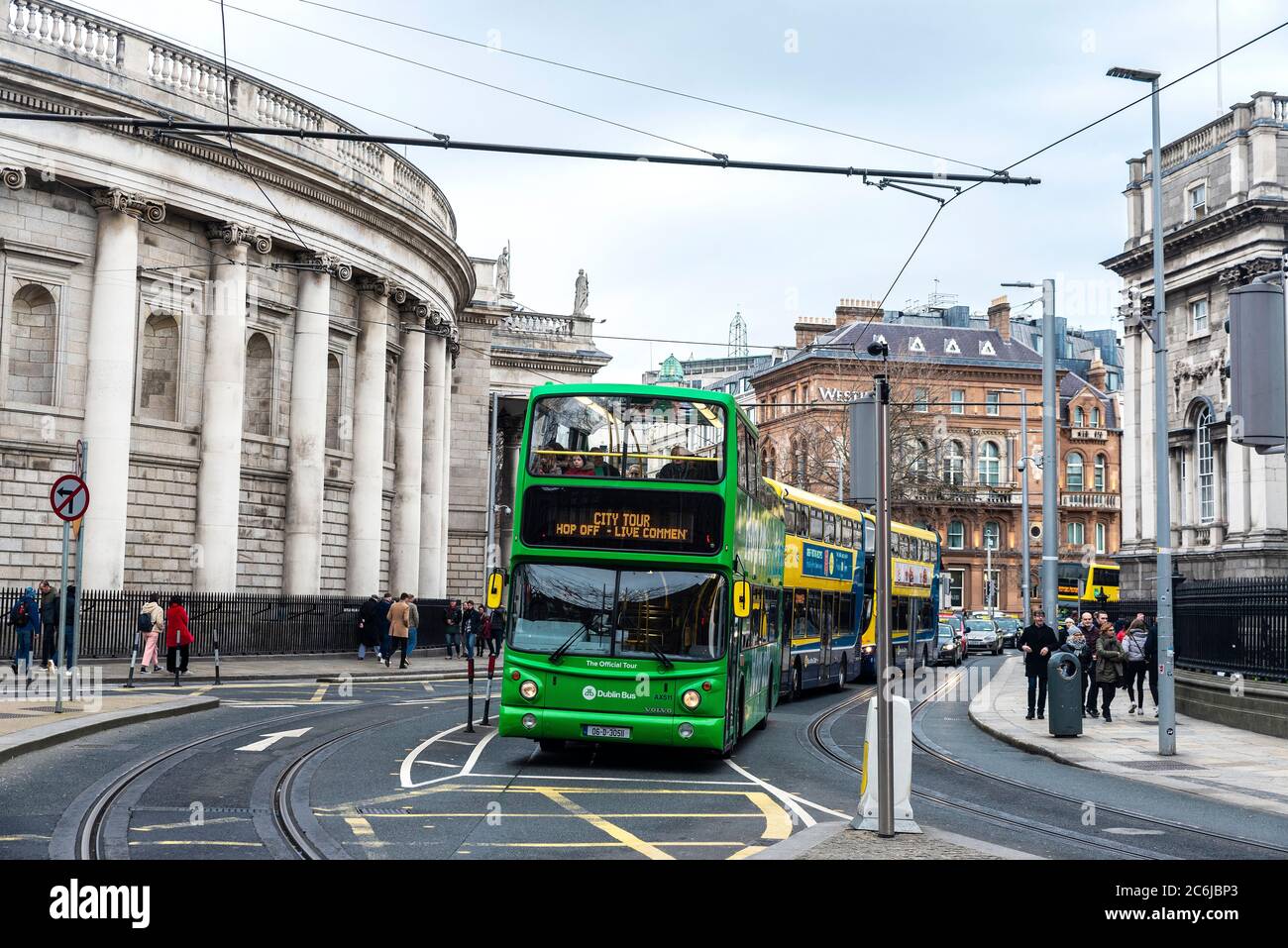 Dublin, Irlande - 30 décembre 2019 : rue avec circulation de bus et de personnes dans le centre de Dublin, Irlande Banque D'Images