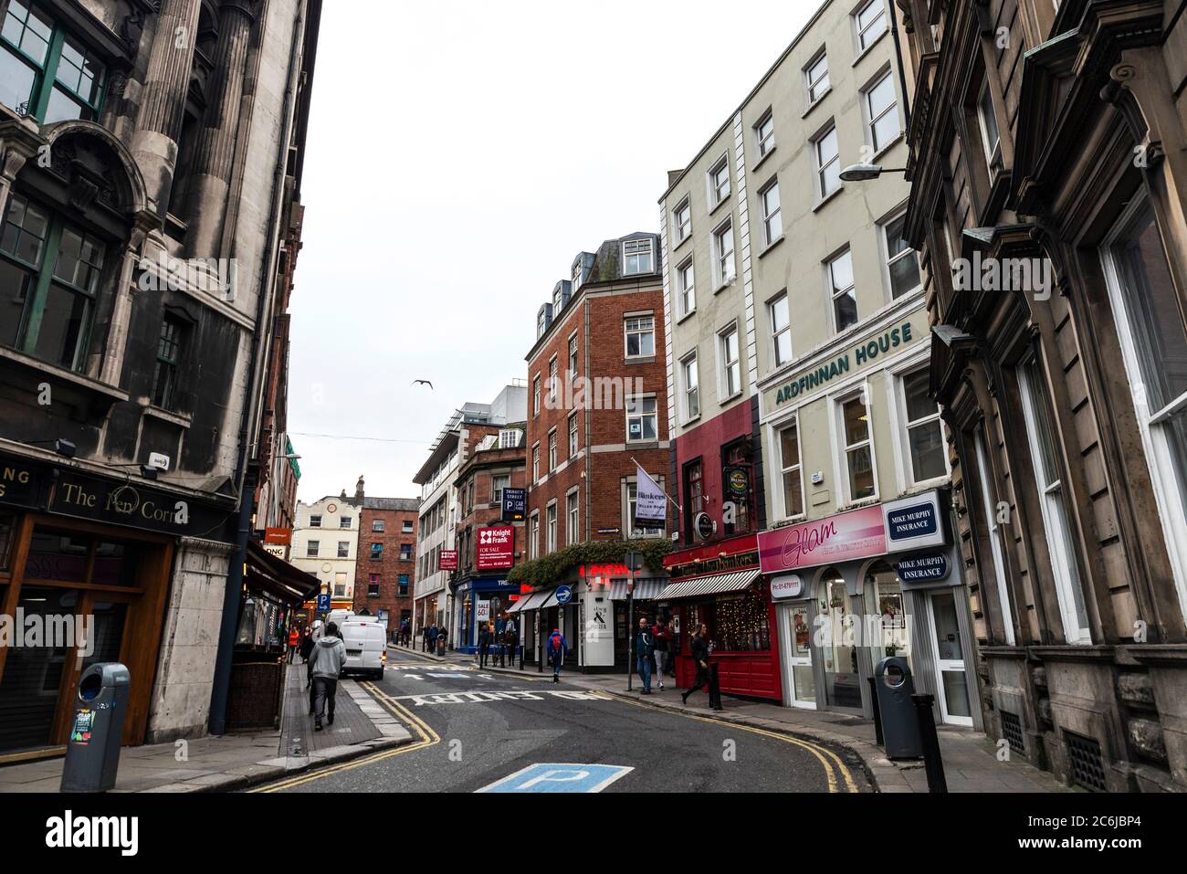 Dublin, Irlande - 30 décembre 2019 : rue commerçante avec magasins, restaurants, pub irlandais et gens autour dans le centre de Dublin, Irlande Banque D'Images