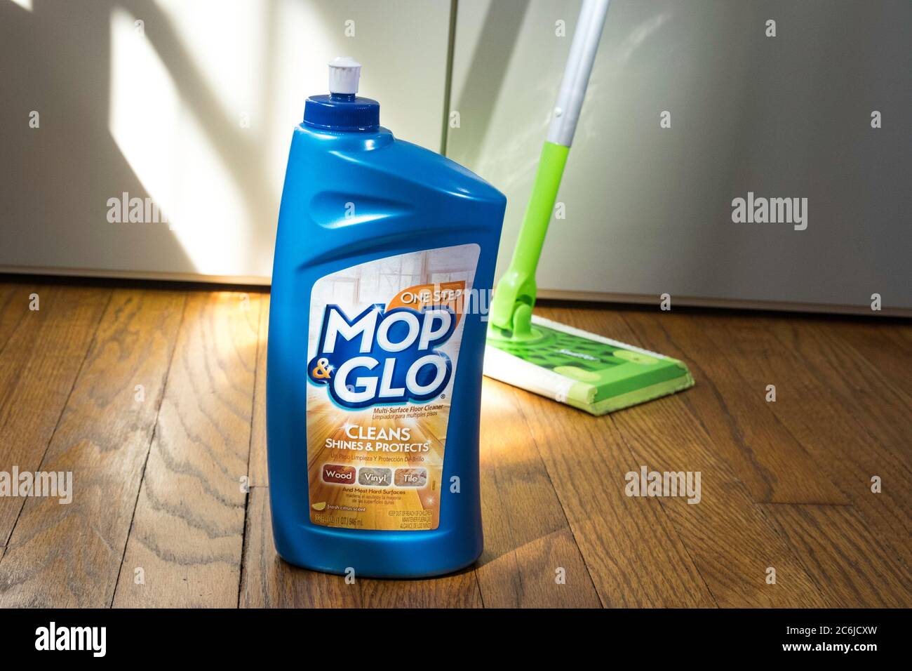 MOP & Glo est un nettoyant pour sols multi-surfaces, USA Photo Stock - Alamy