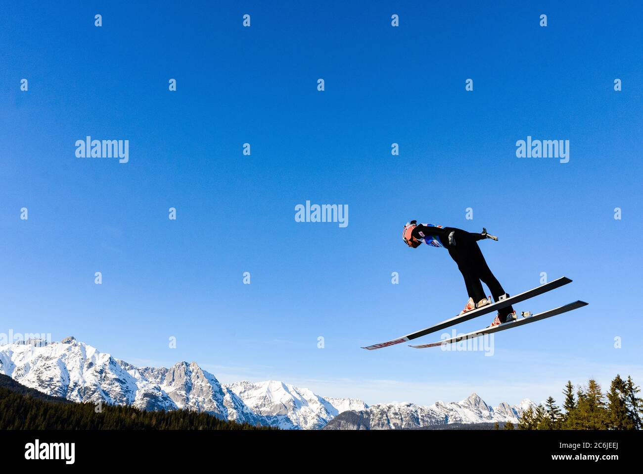 Les cavaliers sautent de la grande colline aux championnats du monde nordique, Seefeld, Autriche, 2019. Alpes Karwendel à distance. Banque D'Images