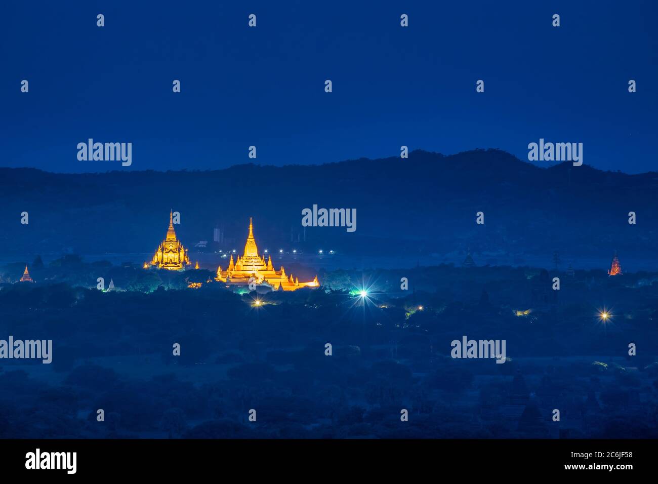 Pagodes anciennes et vues tôt le matin sur la région du patrimoine mondial à Bagan, Myanmar. Banque D'Images