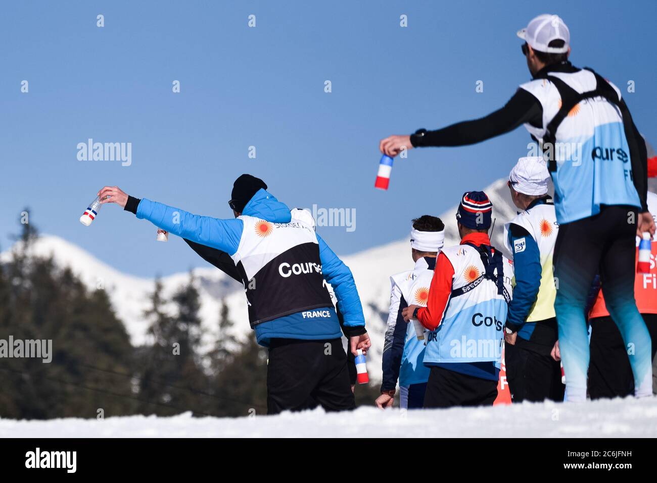 Entraîneurs avec des flux d'hydratation, Championnats du monde de ski nordique 2019 de FIS, Seefeld, Autriche. Banque D'Images