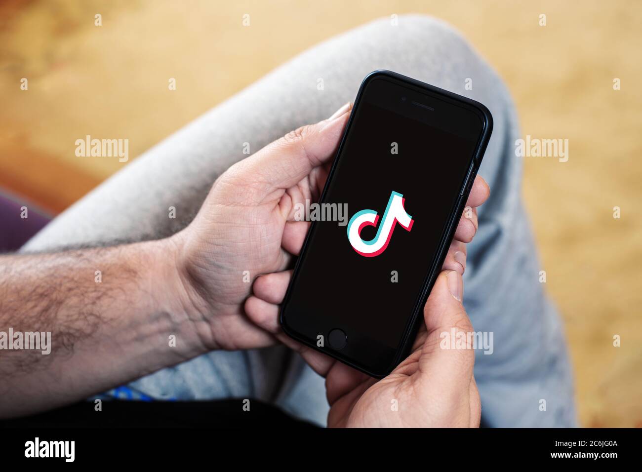 Antalya, TURQUIE - 08 juillet 2020. Smartphone affichant le logo de l'application Tiktok. Banque D'Images
