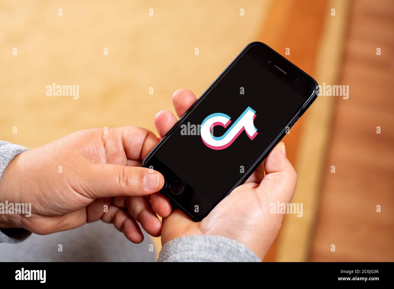 Antalya, TURQUIE - 08 juillet 2020. Smartphone affichant le logo de l'application Tiktok. Banque D'Images