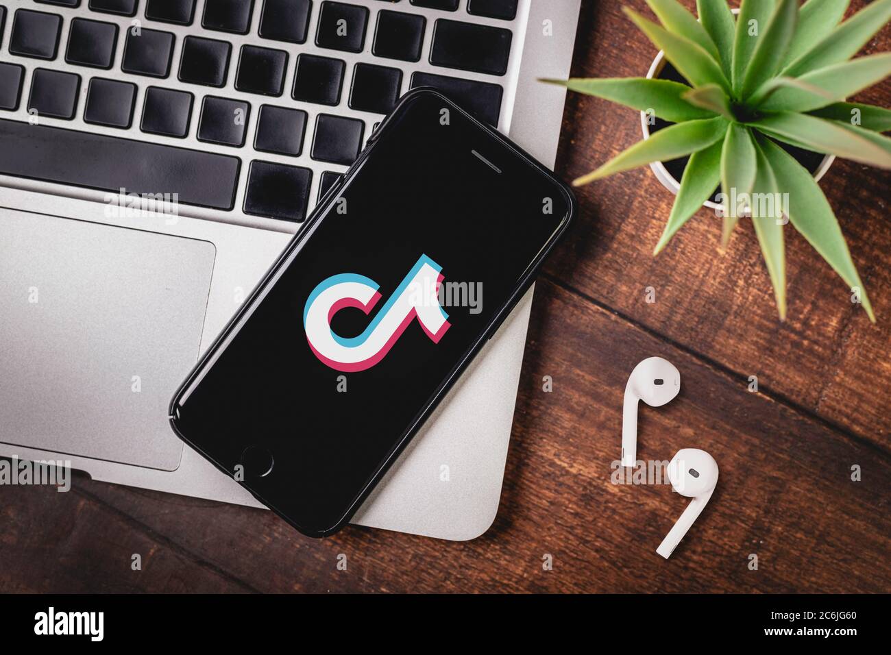 Antalya, TURQUIE - 08 juillet 2020. Smartphone affichant le logo de l'application Tiktok. Banque D'Images