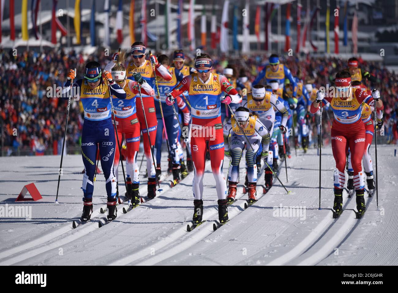 Ingvild Flugstad Oestberg (#1, Norvège, ; Krista Parmakoski (#4, Finlande) ; Natalia Nepryaeva (#3, Russie), démarre le skiathlon, FIS Worlds, Seefeld Banque D'Images