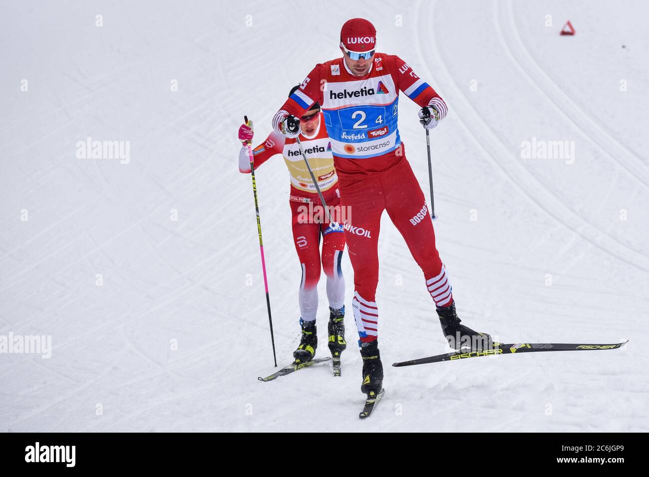 Sergueï Ustiugov (front) de Russie et Johannes Hoesflot Klaebo de Norvège participent aux Championnats du monde nordique 2019 de la FIS, à Seefeld, en Autriche. Banque D'Images