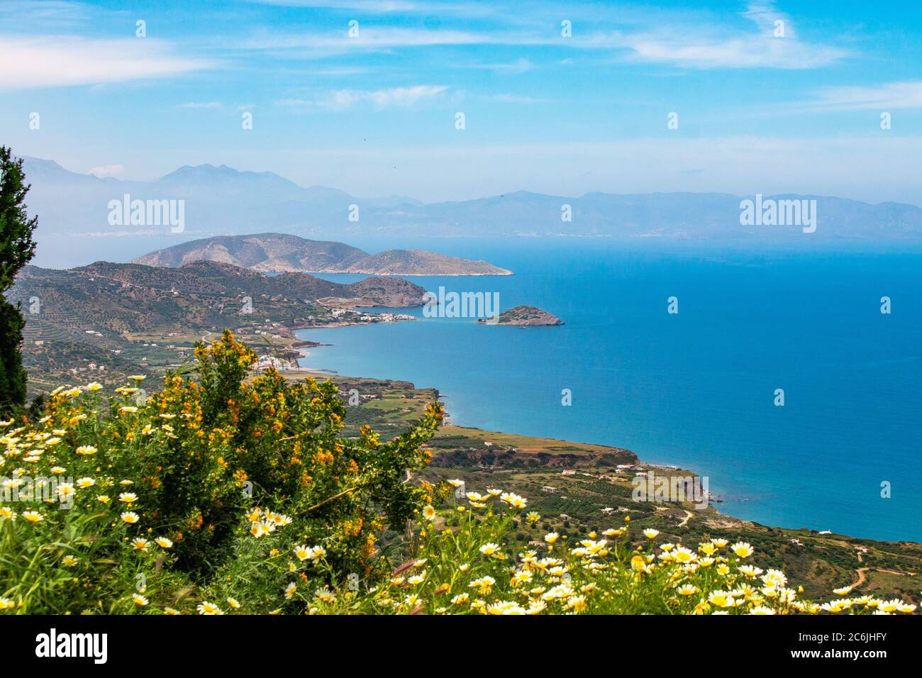 Belle vue sur la baie de Mirabello. Près de Sitia et Agios Nikolaos. Paysage avec la mer turquoise, montagnes et de la nature. Banque D'Images