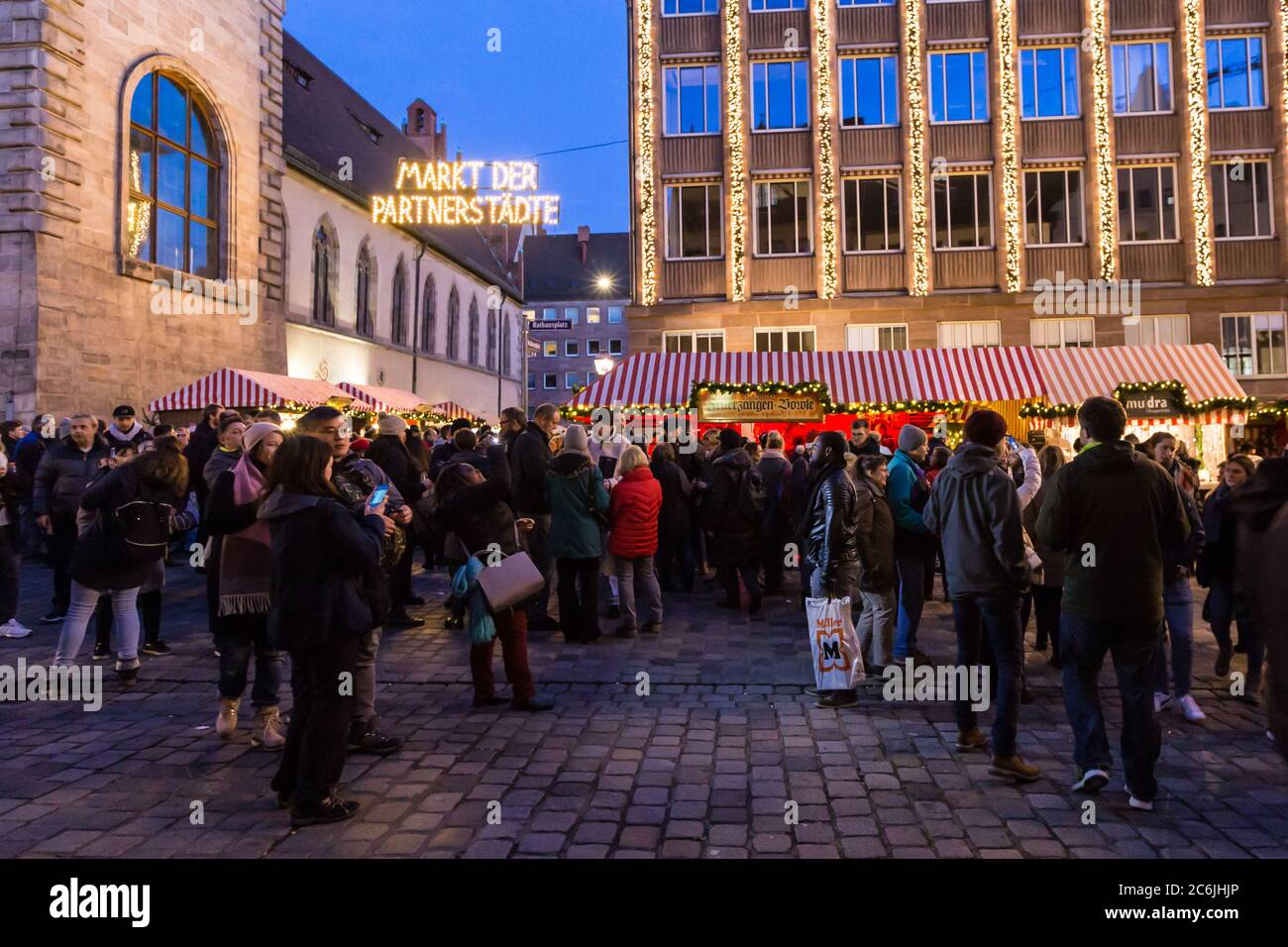 Nuremberg/Allemagne - 21 décembre 2019 : Christkindlesmarkt à Nuremberg, Allemagne. Le marché annuel de Noël a lieu pendant l'Avent à Nuremberg. Banque D'Images