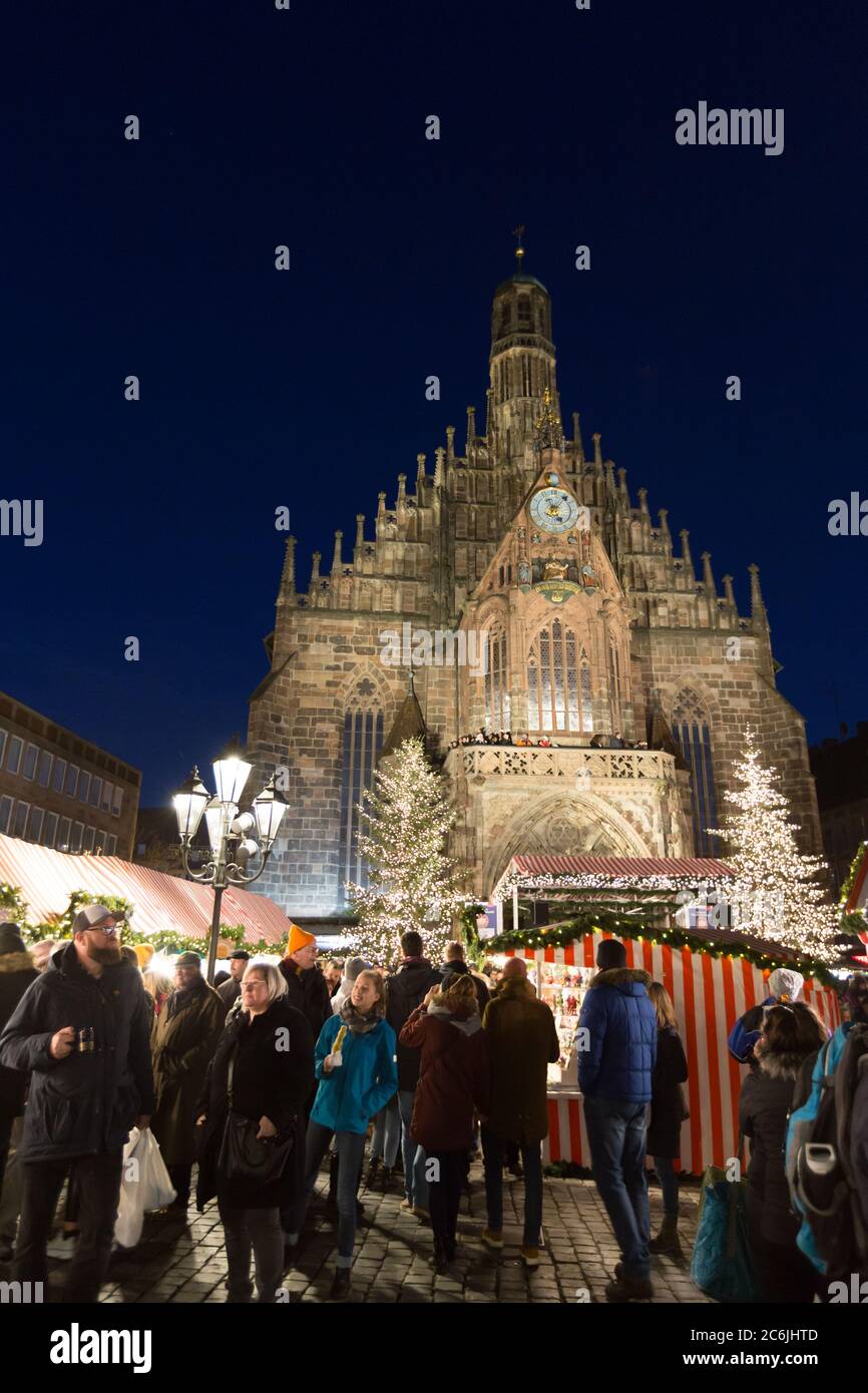 Nuremberg/Allemagne - 21 décembre 2019 : Christkindlesmarkt à Nuremberg, Allemagne. Le marché annuel de Noël a lieu pendant l'Avent à Nuremberg. Banque D'Images