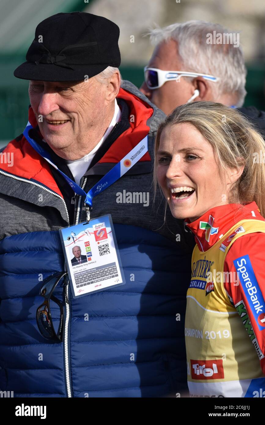 Le roi Harald de Norvège et le skieur de l'équipe nationale norvégienne de ski, Thérèse Johaug, aux championnats du monde nordique à Seefeld, Autriche, 2019. Banque D'Images