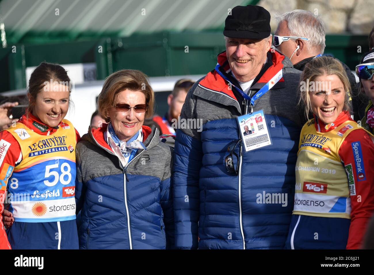Le roi Harald de Norvège et la reine Sonja avec les skieurs de l'équipe nationale norvégienne Ingvild Flugstad Oestberg (à gauche) et Therese Johaug, Seefeld 2019. Banque D'Images