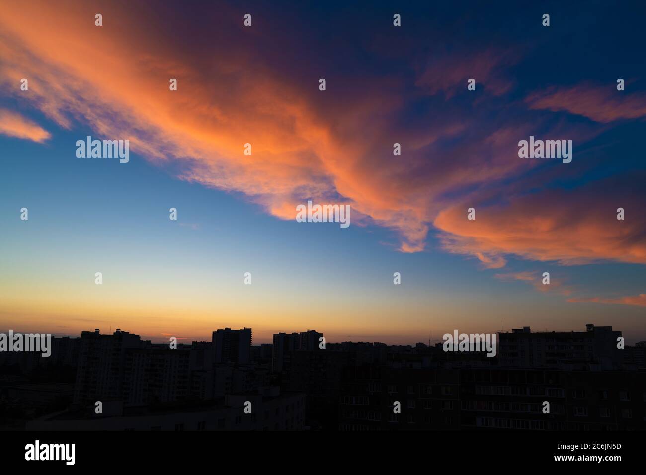 Magnifique ciel de lever de soleil au-dessus de la ville de Moscou, Russie Banque D'Images