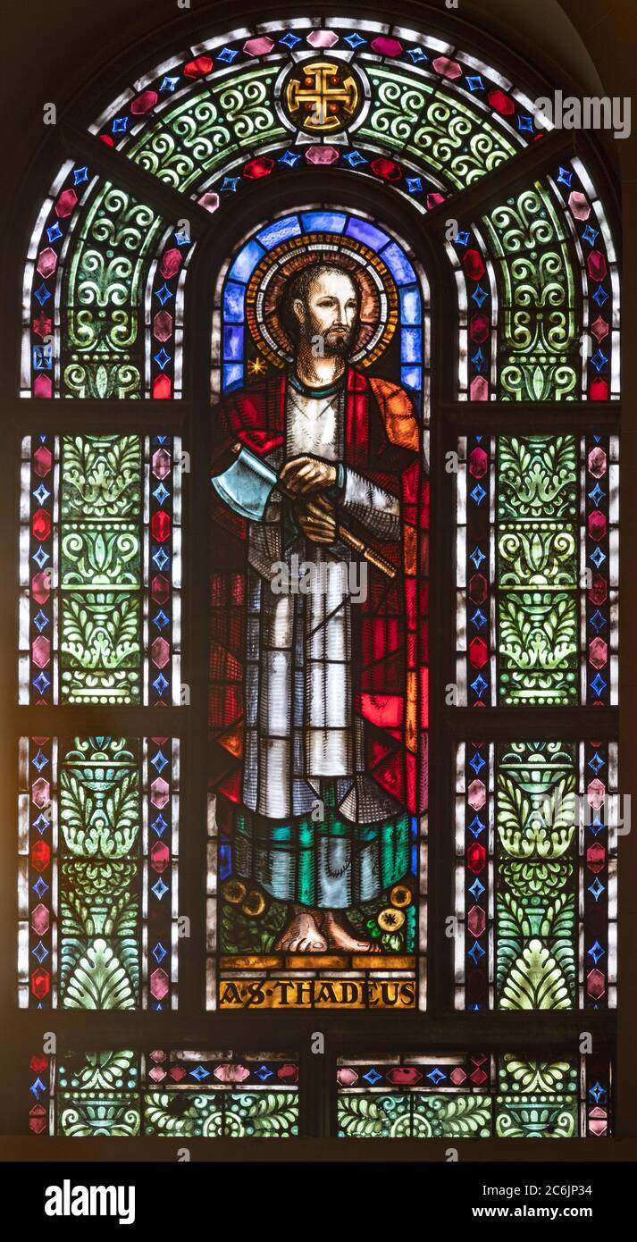 BARCELONE, ESPAGNE - 5 MARS 2020 : le Saint Thaddeus sur le vitrail de l'église Santuario Maria Auxiliadora i Sant Josep. Banque D'Images BARCELONE, ESPAGNE - 5 MARS 2020 : le Saint Thaddeus sur le vitrail de l'église Santuario Maria Auxiliadora i Sant Josep. Banque D'Images