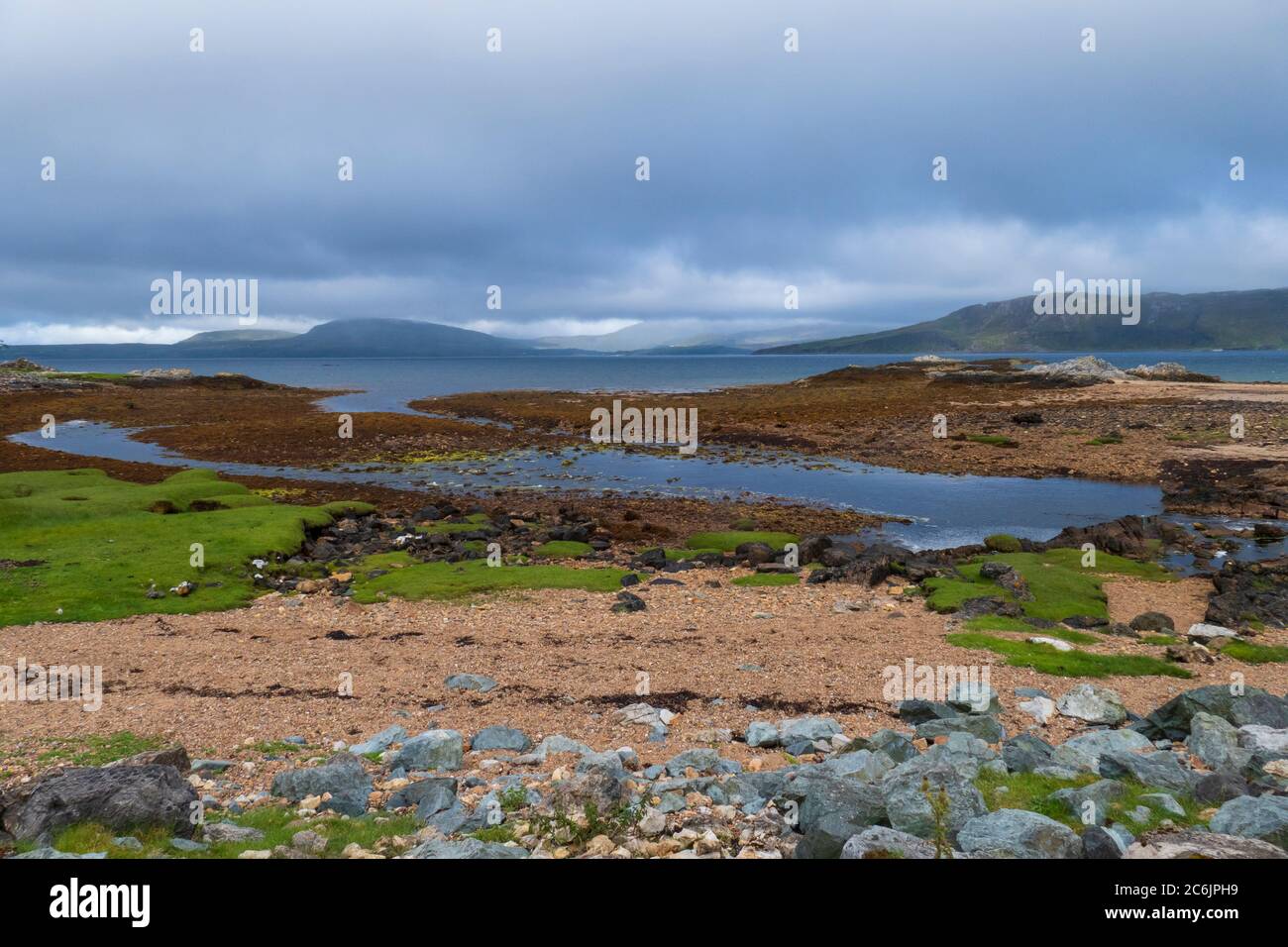 Loch Eishort Küste BEI Ord, île de Skye, montagnes de mit Blick auf die Guillin Banque D'Images Loch Eishort Küste BEI Ord, île de Skye, montagnes de mit Blick auf die Guillin Banque D'Images