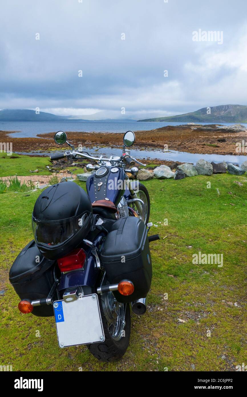 Motorrad an der Küste von Loch Eishort , Ord, Île de Skye, mit Blick auf die Guillin Mountains Banque D'Images Motorrad an der Küste von Loch Eishort , Ord, Île de Skye, mit Blick auf die Guillin Mountains Banque D'Images