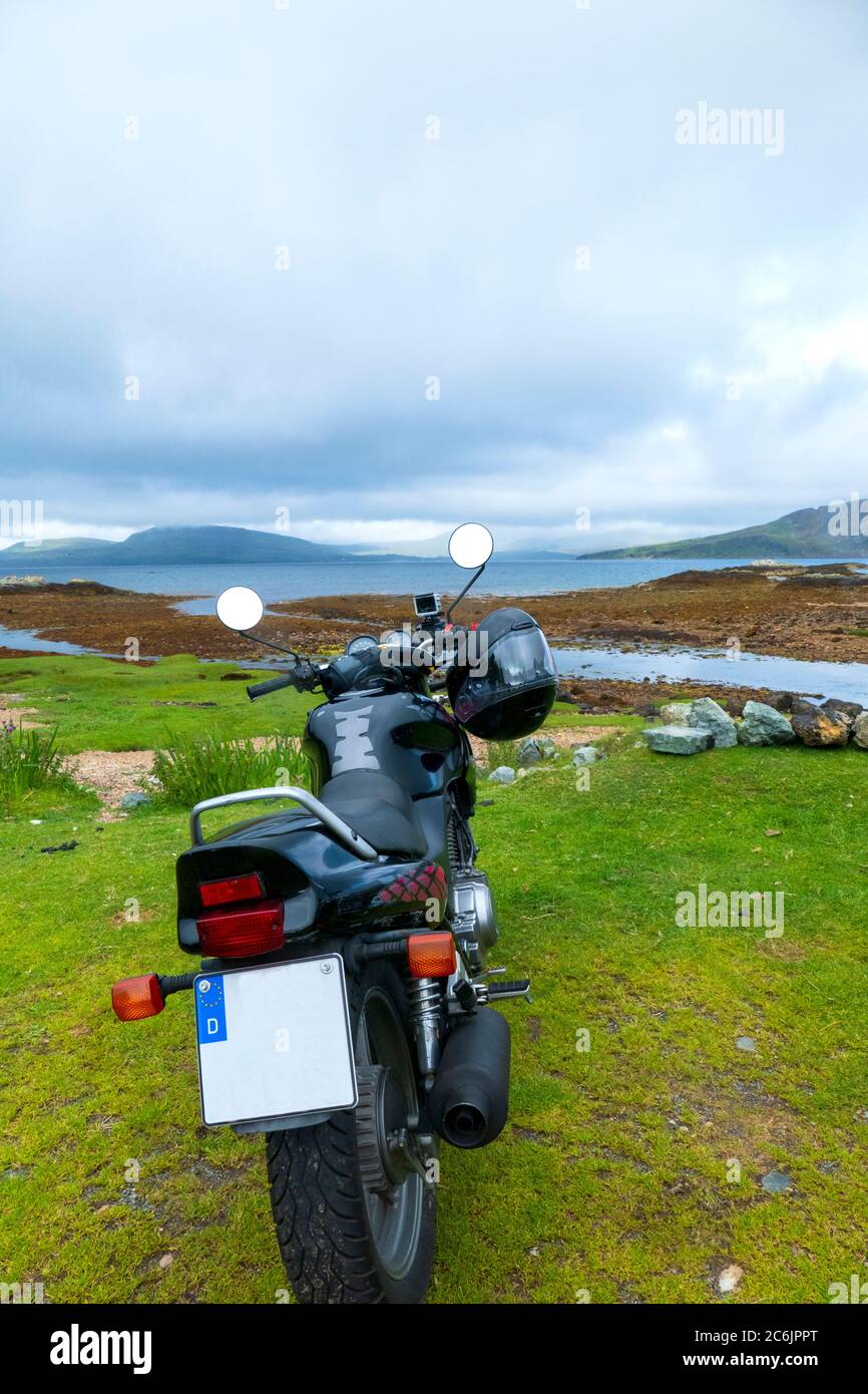 Motorrad an der Küste von Loch Eishort , Ord, Île de Skye, mit Blick auf die Guillin Mountains Banque D'Images Motorrad an der Küste von Loch Eishort , Ord, Île de Skye, mit Blick auf die Guillin Mountains Banque D'Images