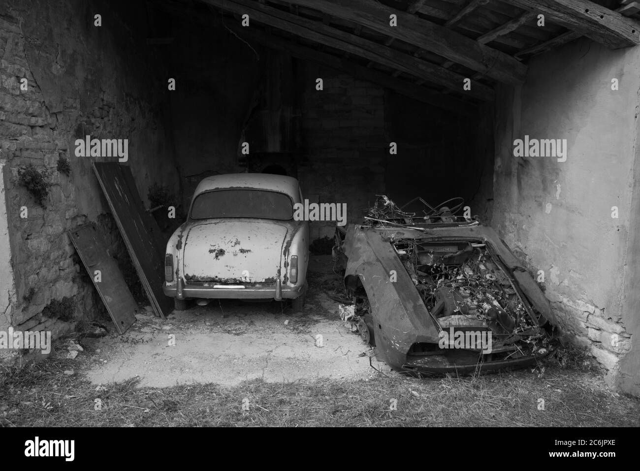 Les voitures abandonnées qui ont été laissées à la rouille au fil des années, noir et blanc, Italie Banque D'Images