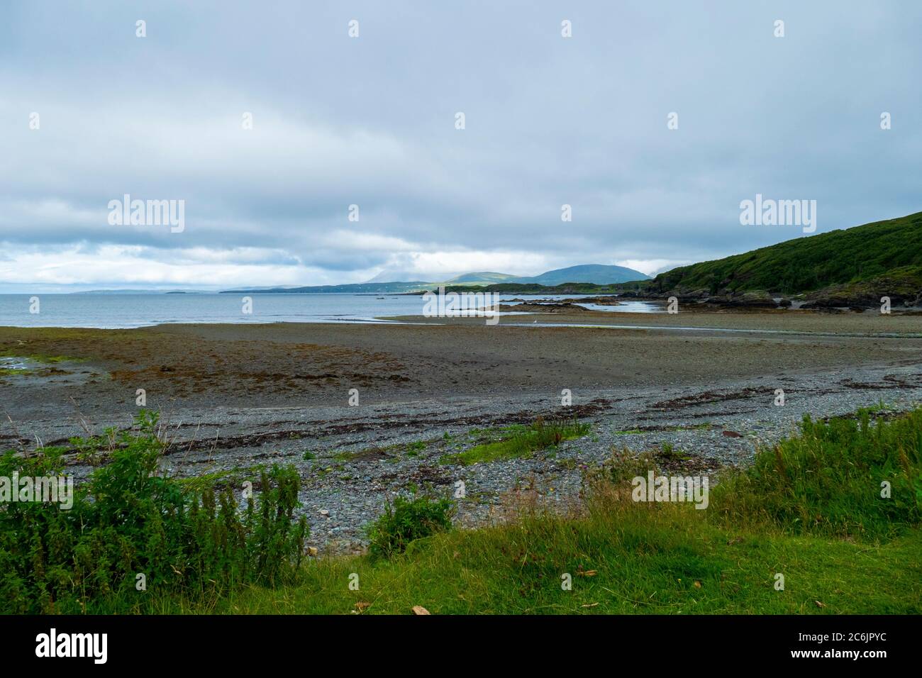 Loch Eishort Küste BEI Ord, île de Skye, montagnes de mit Blick auf die Guillin Banque D'Images Loch Eishort Küste BEI Ord, île de Skye, montagnes de mit Blick auf die Guillin Banque D'Images