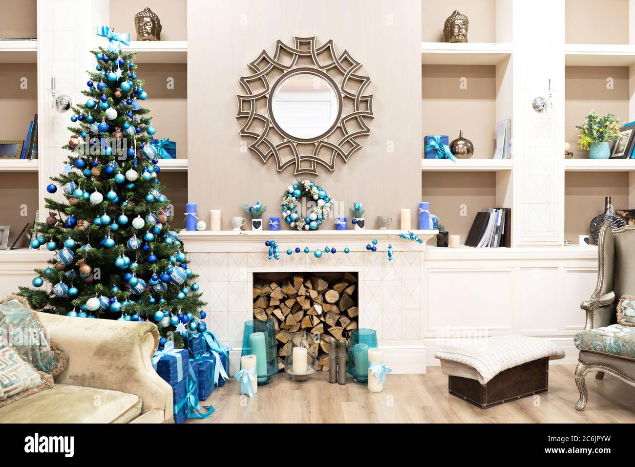 Magnifique intérieur nouvel an avec arbre de noël dans le coin. Commode blanche et miroir décoré sur le mur. Confort doux à la maison Banque D'Images Magnifique intérieur nouvel an avec arbre de noël dans le coin. Commode blanche et miroir décoré sur le mur. Confort doux à la maison Banque D'Images