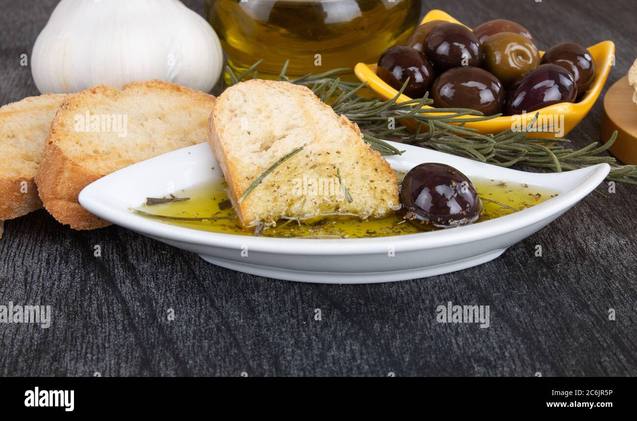 Le pain trempé dans l'huile d'olive avec de l'olive. Sauce à l'huile d