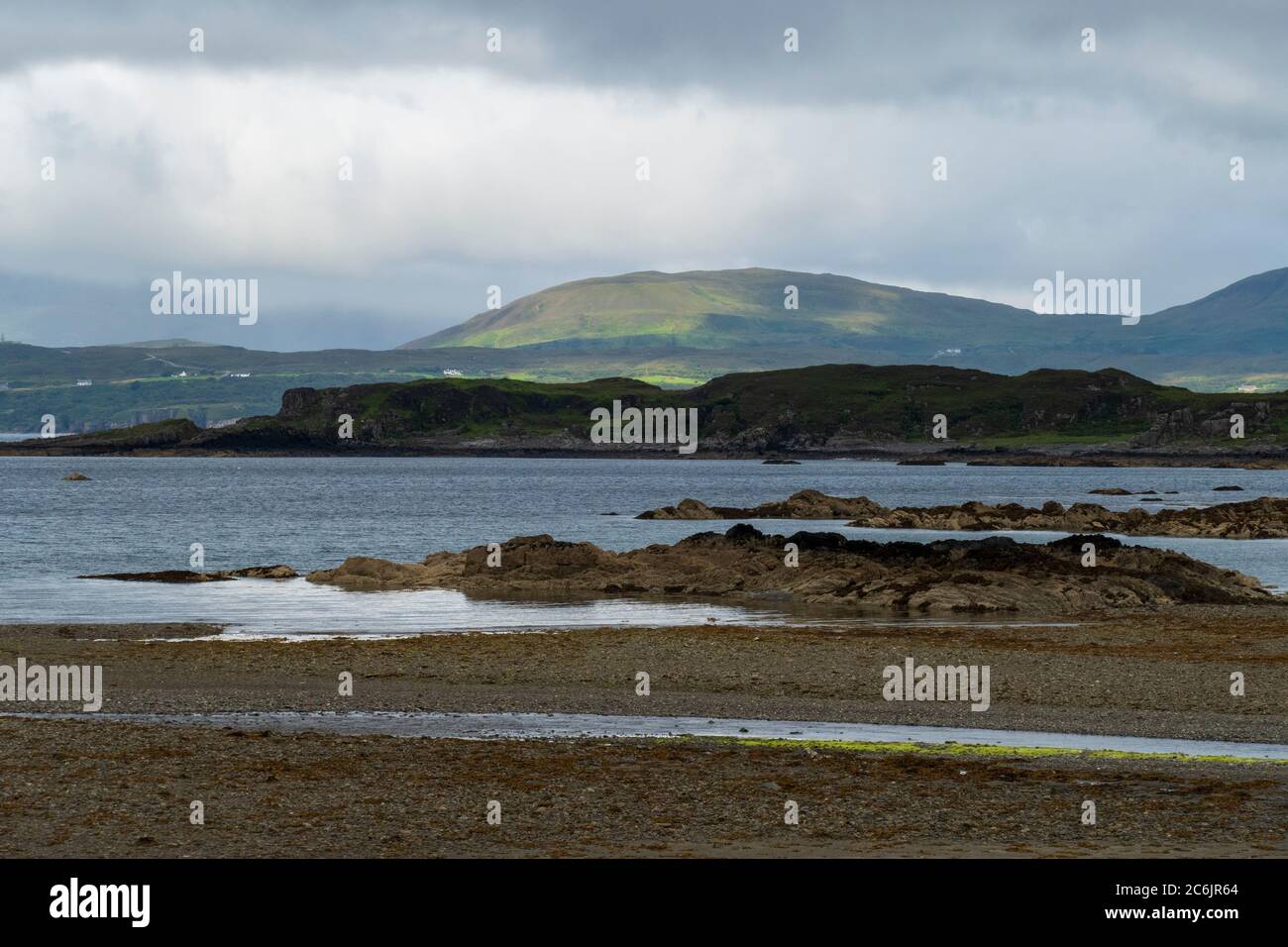 Loch Eishort Küste BEI Ord, île de Skye, montagnes de mit Blick auf die Guillin Banque D'Images Loch Eishort Küste BEI Ord, île de Skye, montagnes de mit Blick auf die Guillin Banque D'Images