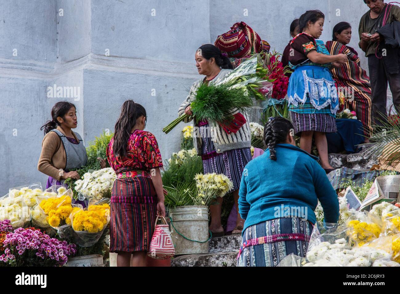 Guatemala, département El Quiche, Chichichastenango, Quiche femmes mayas en robe traditionnelle vendant des fleurs sur les marches de l'église de Santo Tomas. Banque D'Images