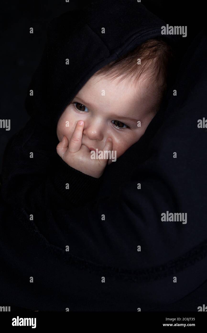 Portrait De Bebe Mignon Avec Le Symbole Heavy Metal Et Hard Rock Main De Corne Sur Fond Noir Photo Stock Alamy