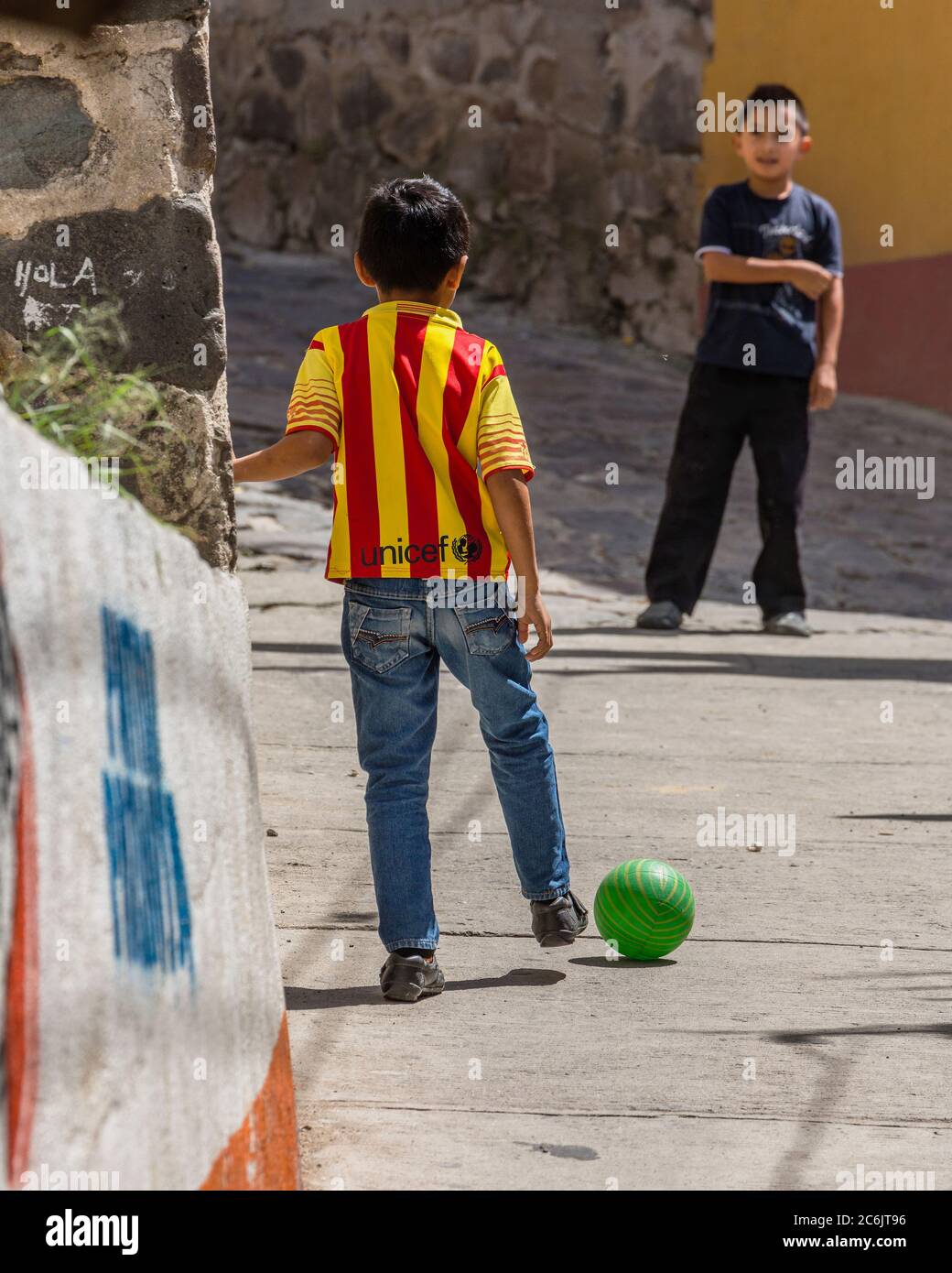 Guatemala, Département de Solola, Santa Cruz la Laguna, deux jeunes garçons jouent au football ou au football dans la rue. Banque D'Images