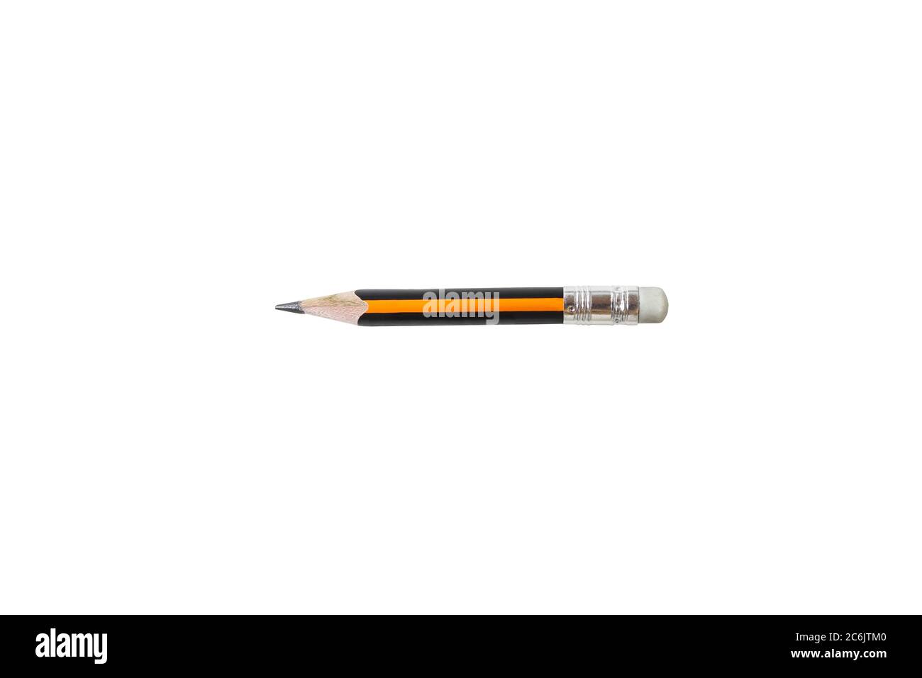 Crayon court utilisé avec gomme sur le dessus. Isolé sur fond blanc Banque D'Images