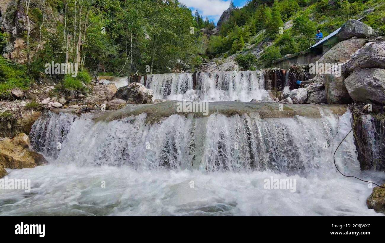 Belles cascades de montagne comme vu d'un drone, paysage alpin Banque D'Images