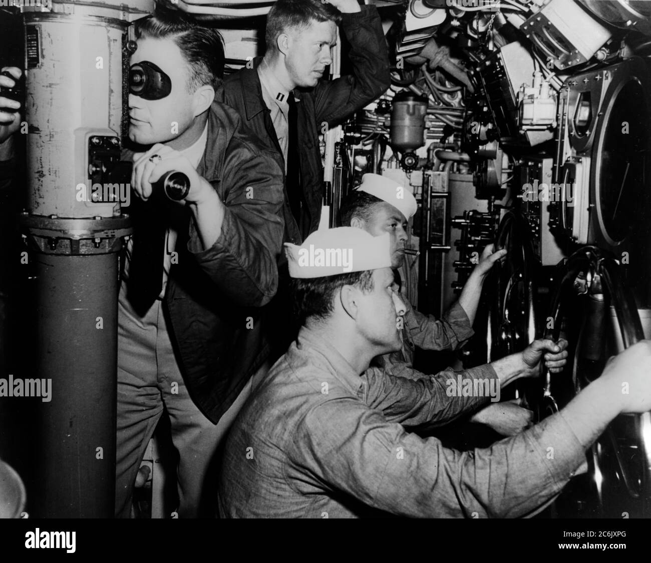 Le lieutenant Jimmy carter à son poste de service à bord d'un sous-marin de la marine américaine juste après la deuxième Guerre mondiale. Le président James Earl (Jimmy) carter, Jr., qui en 1976 est devenu le cinquième président consécutif avec un service de la Marine antérieure, de Plains, Géorgie, né à Lillian Gordy et James Earle carter. Carter a grandi dans une atmosphère rurale et a fréquenté des écoles publiques. Diplômé de l'école secondaire Plains en 1941, il a fréquenté le Georgia Southwestern College à Americus, en Géorgie. Après un an, carter est transféré à l'Institut de technologie de Géorgie pour étudier les mathématiques pendant un an afin de se qualifier pour l'Académie navale américaine Banque D'Images