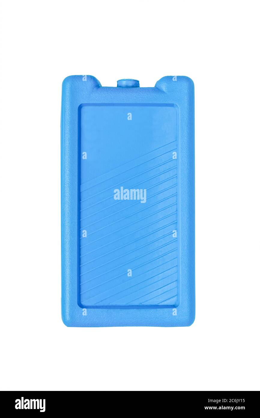 Bloc de glace bleu pour réfrigérateur portable isolé sur fond blanc. Banque D'Images