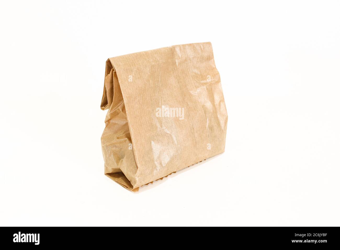 Petit sac en papier isolé sur fond blanc. Sac d'épicerie Photo Stock - Alamy