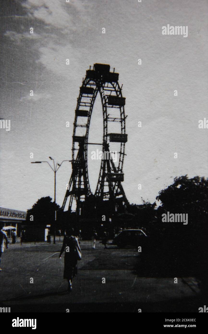 Fin années 70 vintage noir et blanc de style de vie photographie d'une roue de ferris dans la distance. Banque D'Images