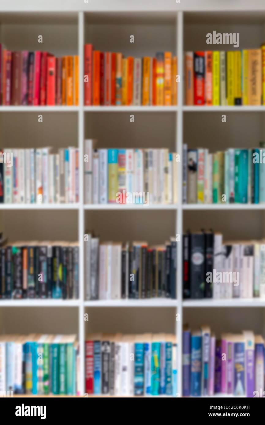Image d'arrière-plan floue d'une bibliothèque/étagère en bois blanc remplie  de livres Dans un décor intérieur moderne Royaume-Uni Photo Stock - Alamy