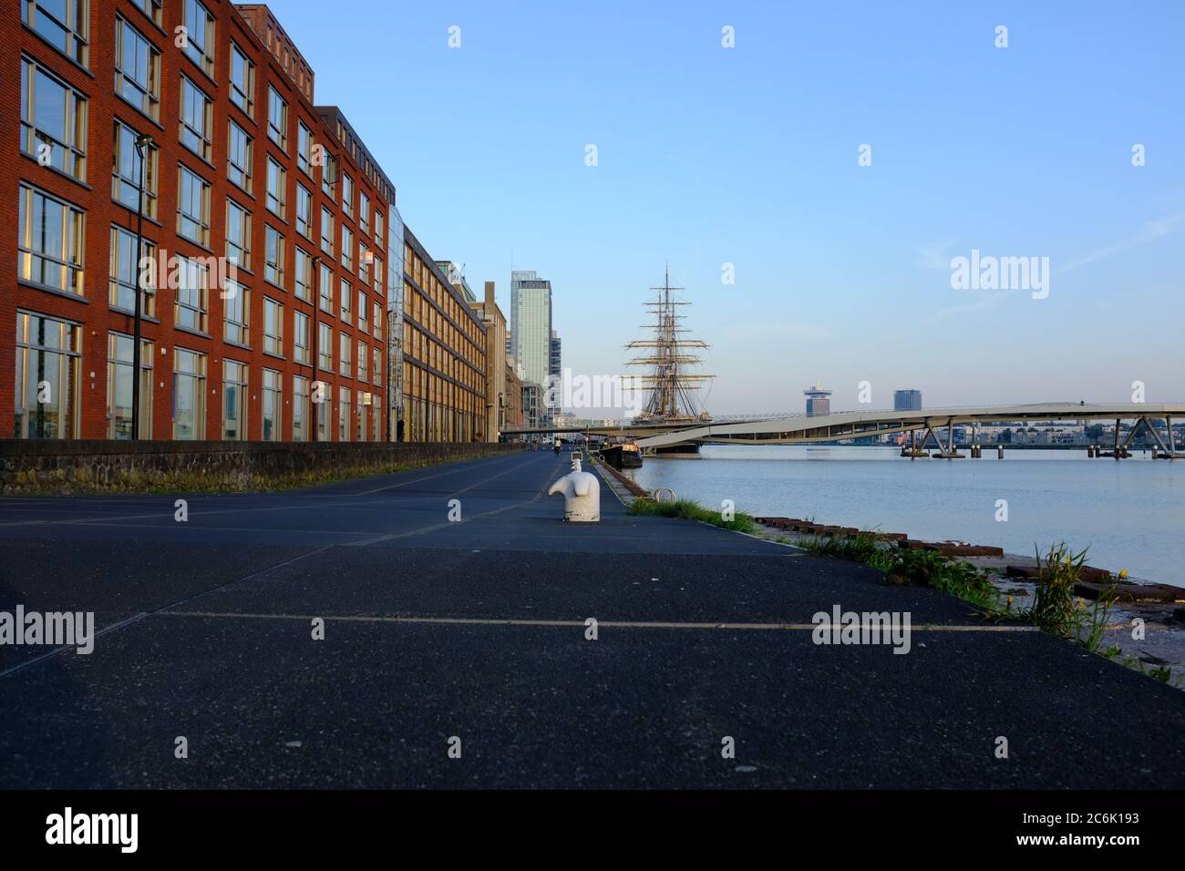 Bâtiments modernes sur le Veemkade près de la rivière IJ dans le centre d'Amsterdam Banque D'Images