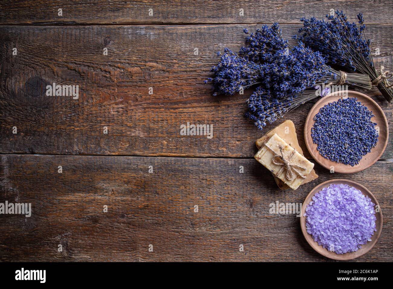 Savon fait main et sel de bain avec fleur de lavande, espace pour votre texte Banque D'Images