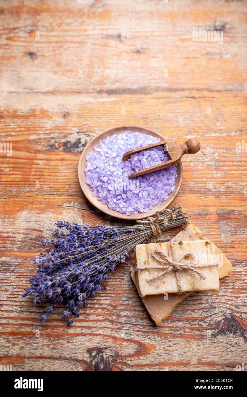 Fleurs de lavande, bar de soupe et sel de mer aromatique de lavande sur fond rustique Banque D'Images