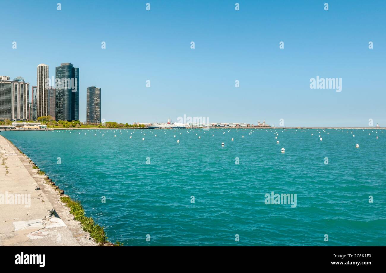 Vue sur le lac Michigan depuis les jardins du Grand Park de Chicago, dans le centre-ville de Chicago, Illinois, États-Unis Banque D'Images