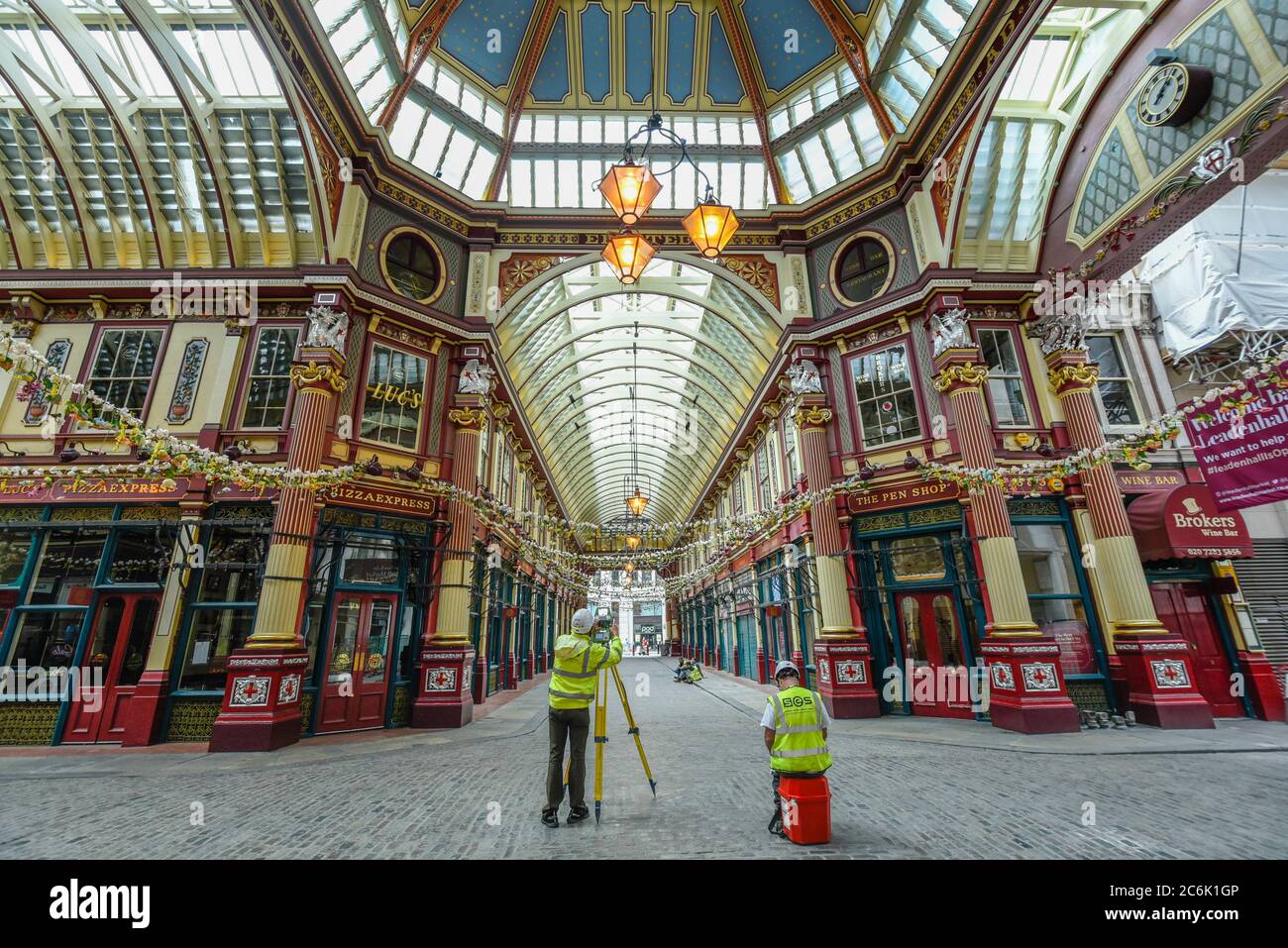 Londres, Royaume-Uni. 10 juillet 2020. Les arpenteurs profitent d'un marché calme de Leadenhall dans la City de Londres pour effectuer des mesures laser précises. Le marché historique serait normalement bondé de travailleurs de la ville le vendredi midi, mais la pandémie du coronavirus a laissé le lieu en grande partie sans surveillance alors que les gens continuent de travailler de chez eux. La définition future du lieu de travail pourrait être une combinaison de travail au bureau et de travail à domicile, ce qui pourrait entraîner une réduction probable du nombre de personnes travaillant dans la région. Credit: Stephen Chung / Alay Live News Banque D'Images