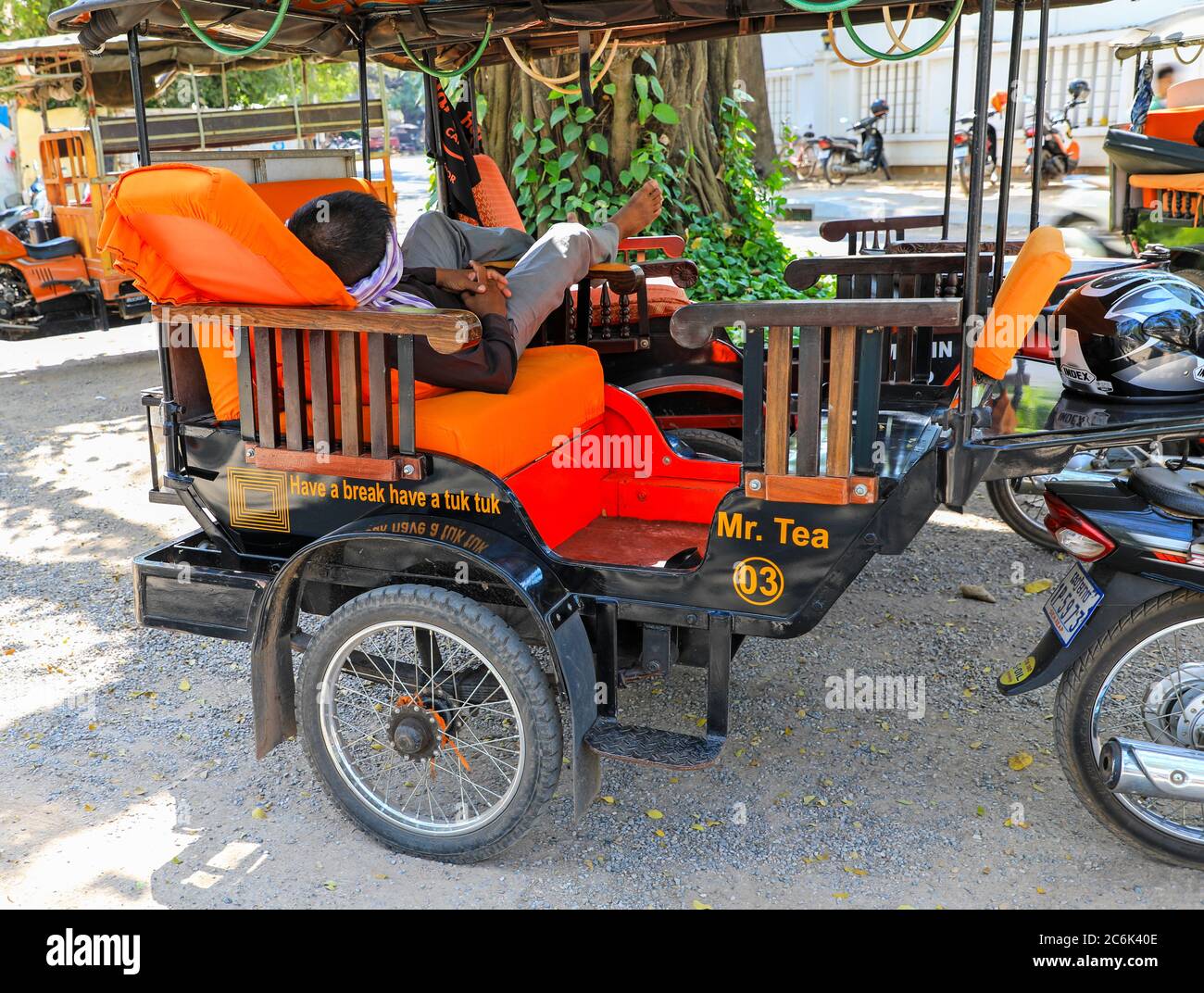 Un tuk tuk tuk moto taxi possédé par M. Tea avec le slogan «ayez une pause, ayez un tuk tuk» écrit sur le côté, Siem Reap, Cambodge, Asie du Sud-est Banque D'Images