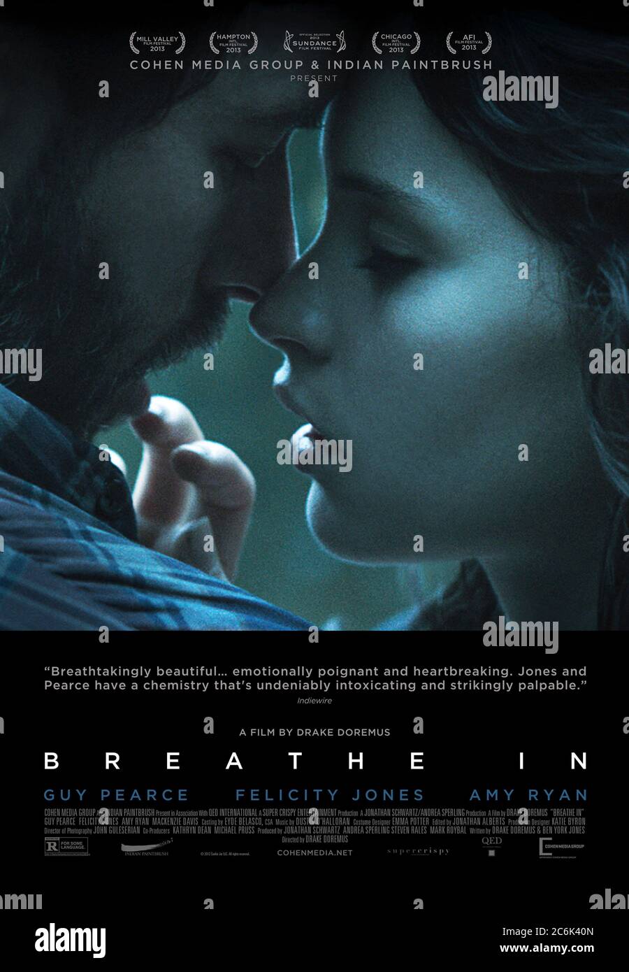 Breathe In (2013) réalisé par Drake Doremus et mettant en vedette Felicity Jones, Guy Pearce et Mackenzie Davis . Un professeur marié de lycée a une affaire avec un étudiant de change anglais qui séjourne avec sa famille. Banque D'Images
