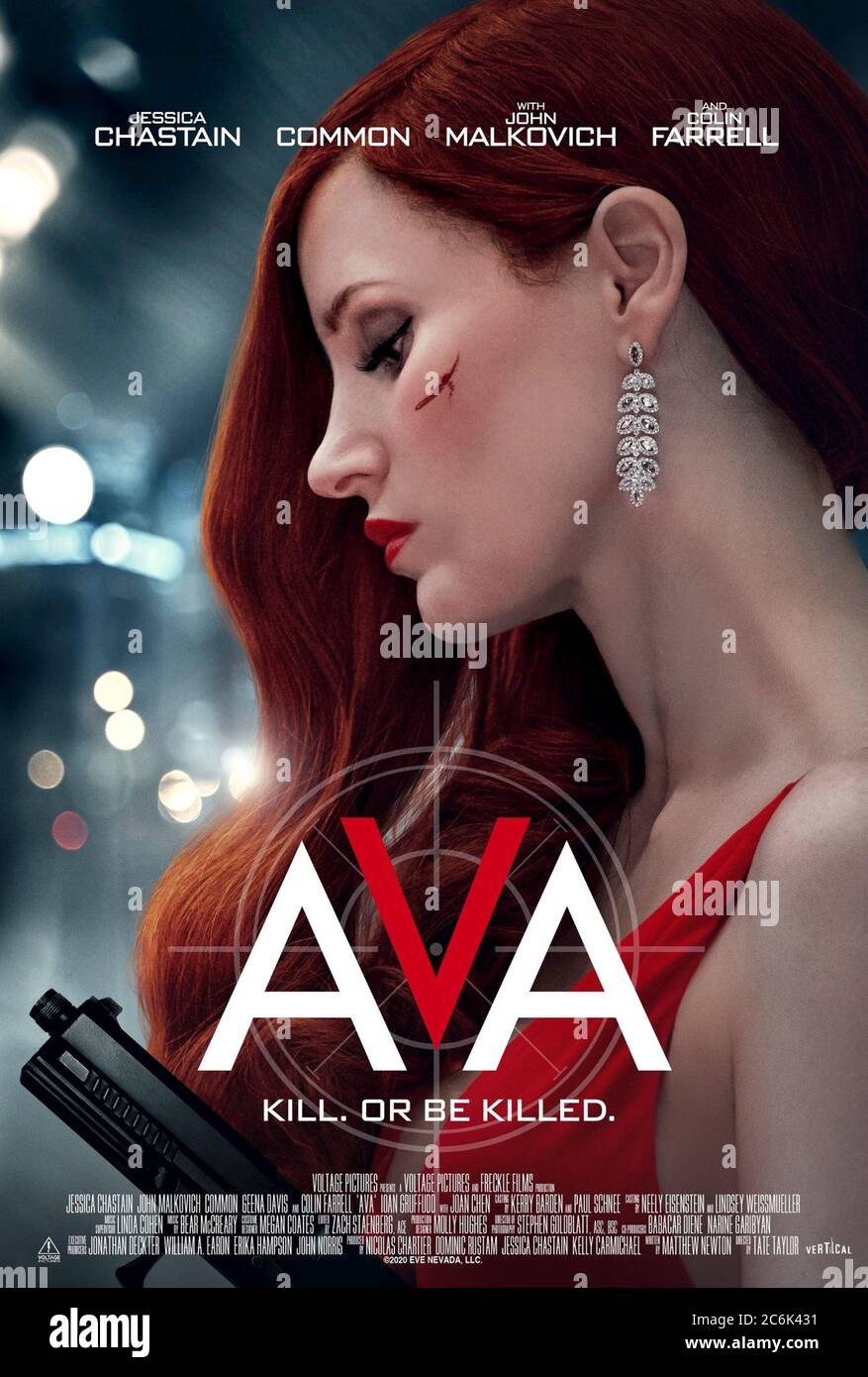 AVA (2020) dirigée par Tate Taylor et mettant en vedette Jessica Chastain, Diana Silvers, Common, Colin Farrell et John Malkovich. Une femme assassine mortelle se bat pour survivre lorsqu'un coup de haut profil se trompe. Banque D'Images