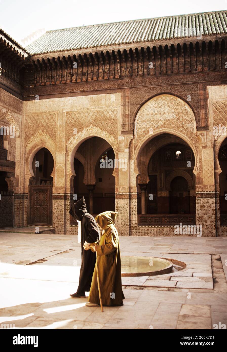 Deux hommes marchant dans la medersa, Medersa Bou Inania, Fès, Maroc Banque D'Images