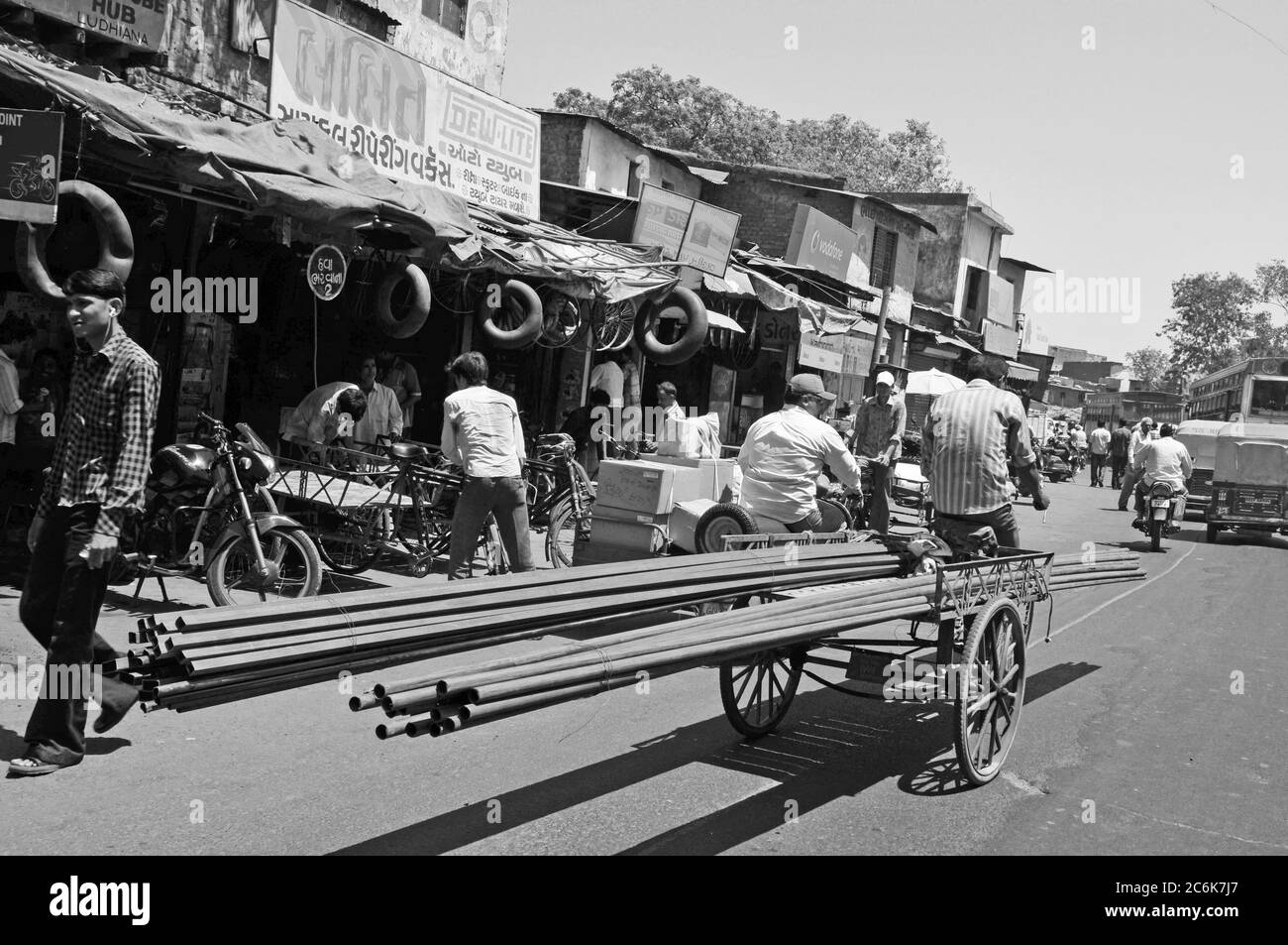 Eisenstangen, die auf einem Dreirad druch die Strassen von Ahmedabad gefahren werden | fer transporté sur une bicicle dans les rues d'Ahmedab Banque D'Images