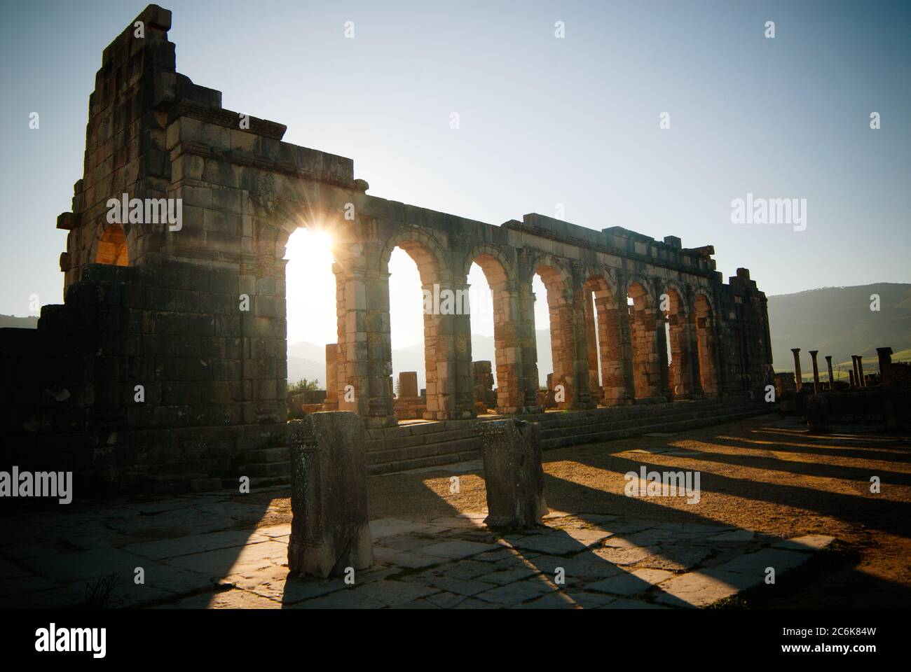 Ruines romaines anciennes sur un site archéologique, Volubilis, Maroc Banque D'Images