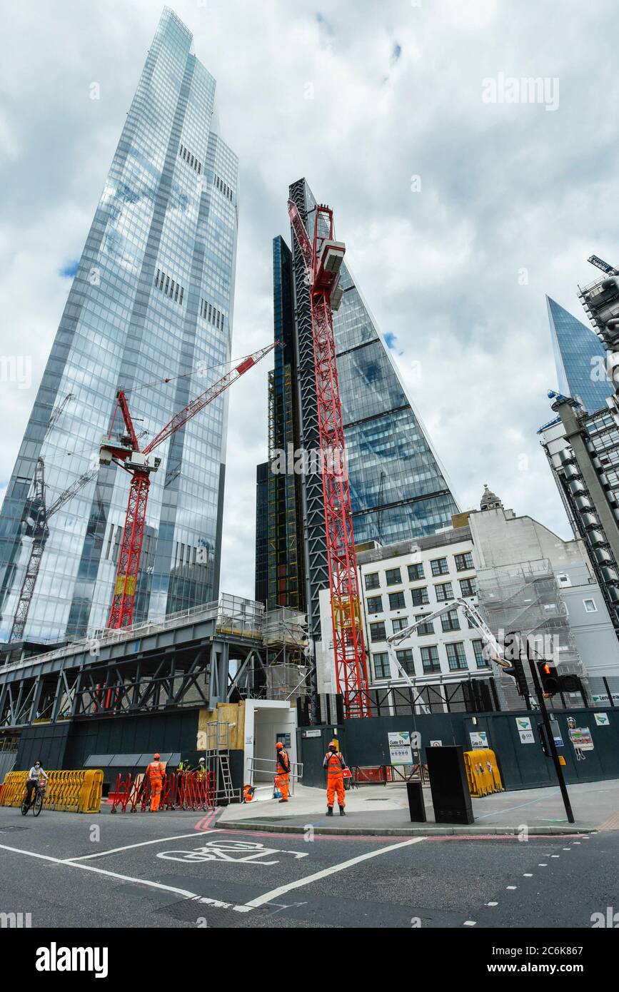 Londres, Royaume-Uni. 10 juillet 2020. Un chantier de construction en face  du 22 Bishopsgate (L), du Leadenhall Building (C) et du Lloyd's Building  (R) dans la ville de Londres. La pandémie du