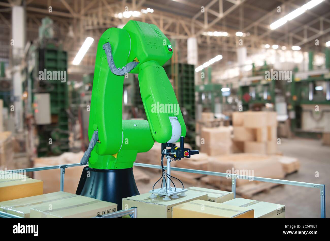 Les bras robotiques transportent une boîte en carton pour l'emballage de l'industrie de la livraison Banque D'Images
